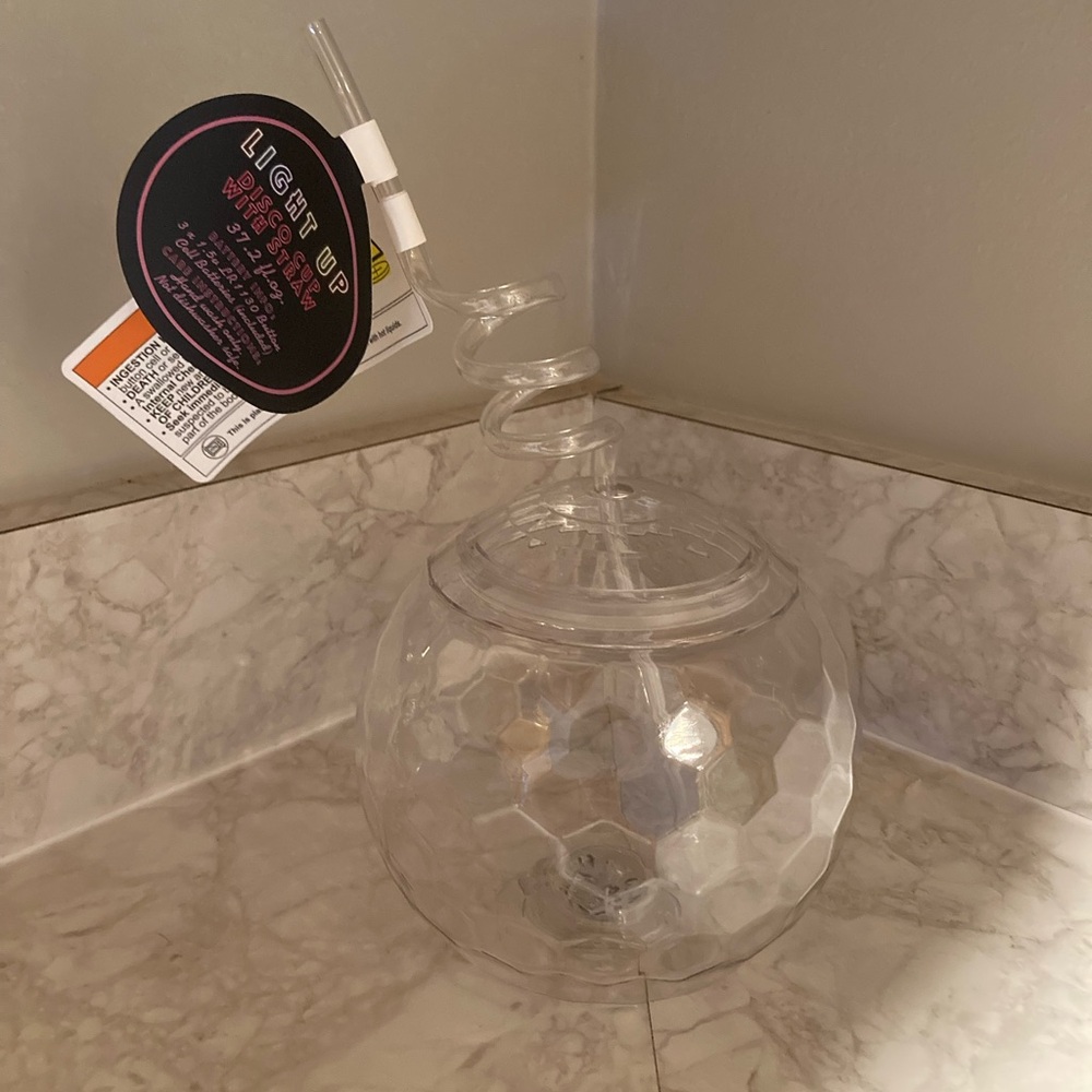 Disco cup with straw